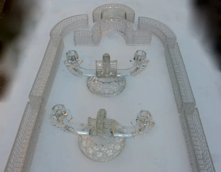 1900 ‘Centerpiece Table Runner in Molded Crystal from Baccarat Or St Louis 14 Pieces