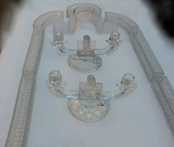 1900′ Centre de Table Chemin de Table en Cristal Moulé de Baccarat Ou St Louis 14 Pièces