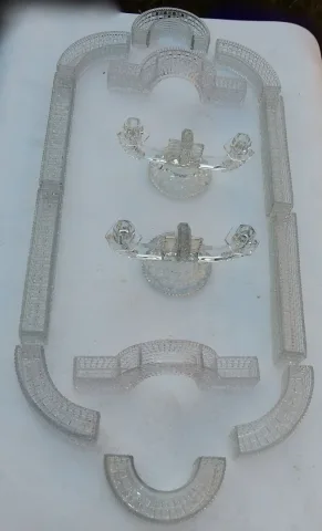 1900′ Centre de Table Chemin de Table en Cristal Moulé de Baccarat Ou St Louis 14 Pièces