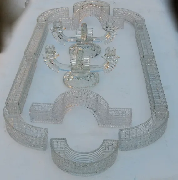 1900 ‘Centerpiece Table Runner in Molded Crystal from Baccarat Or St Louis 14 Pieces