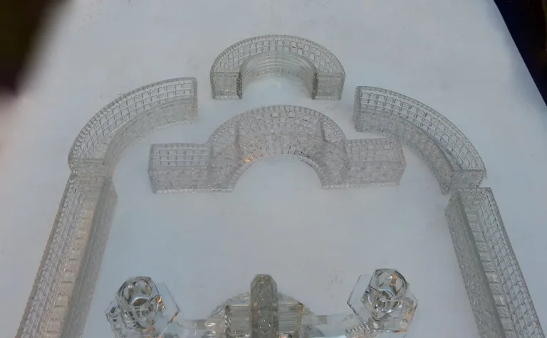 1900 ‘Centerpiece Table Runner in Molded Crystal from Baccarat Or St Louis 14 Pieces