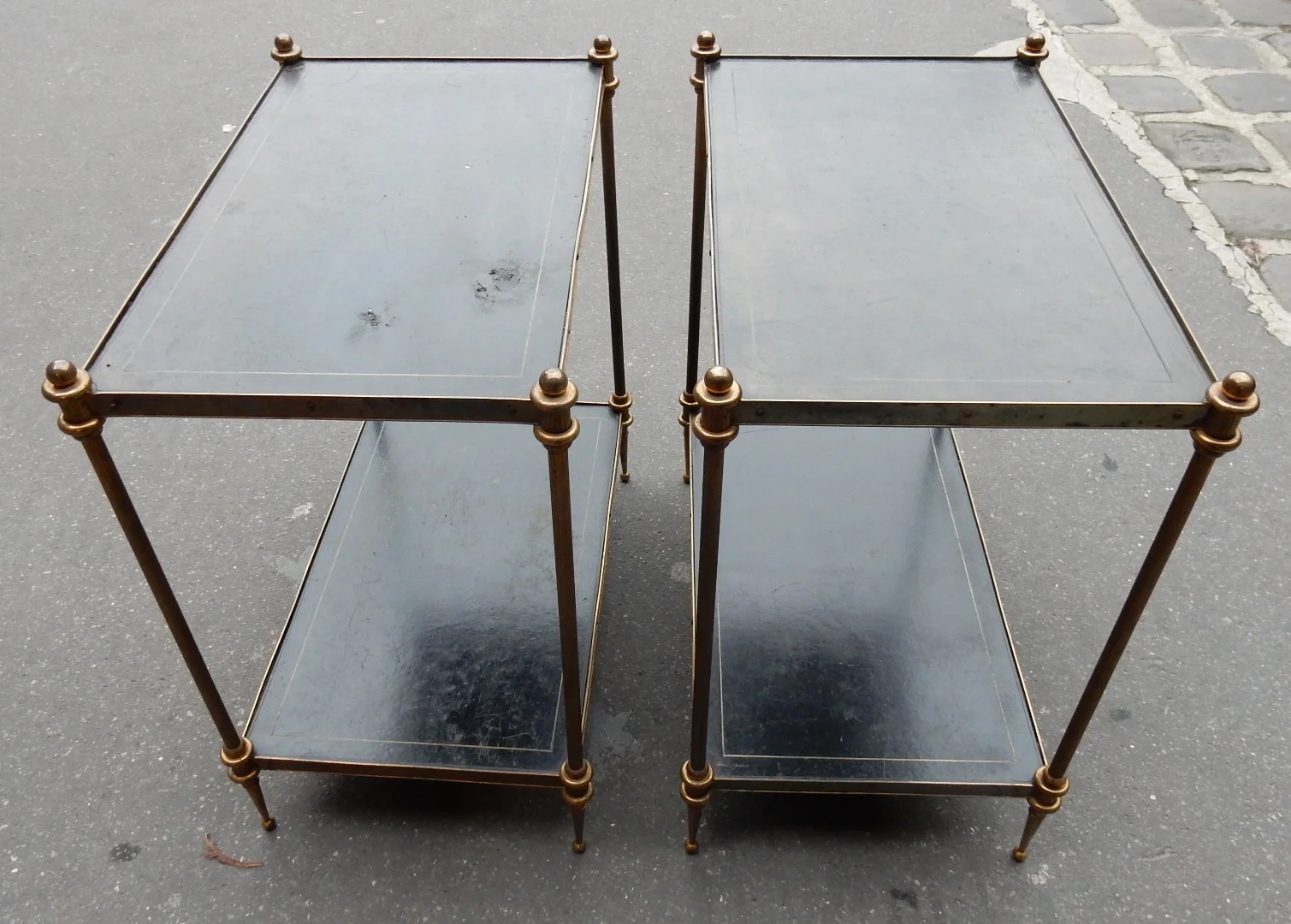 1950-70′ Paire de Bouts de Canapés en Bronze Maison Baguès et 2 Plateaux Gainés de Cuir Noir à Liseret Doré 53 X 33 cm