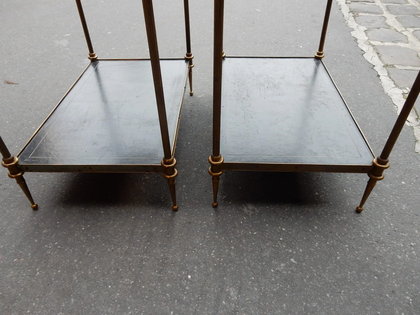 1950-70′ Paire de Bouts de Canapés en Bronze Maison Baguès et 2 Plateaux Gainés de Cuir Noir à Liseret Doré 53 X 33 cm