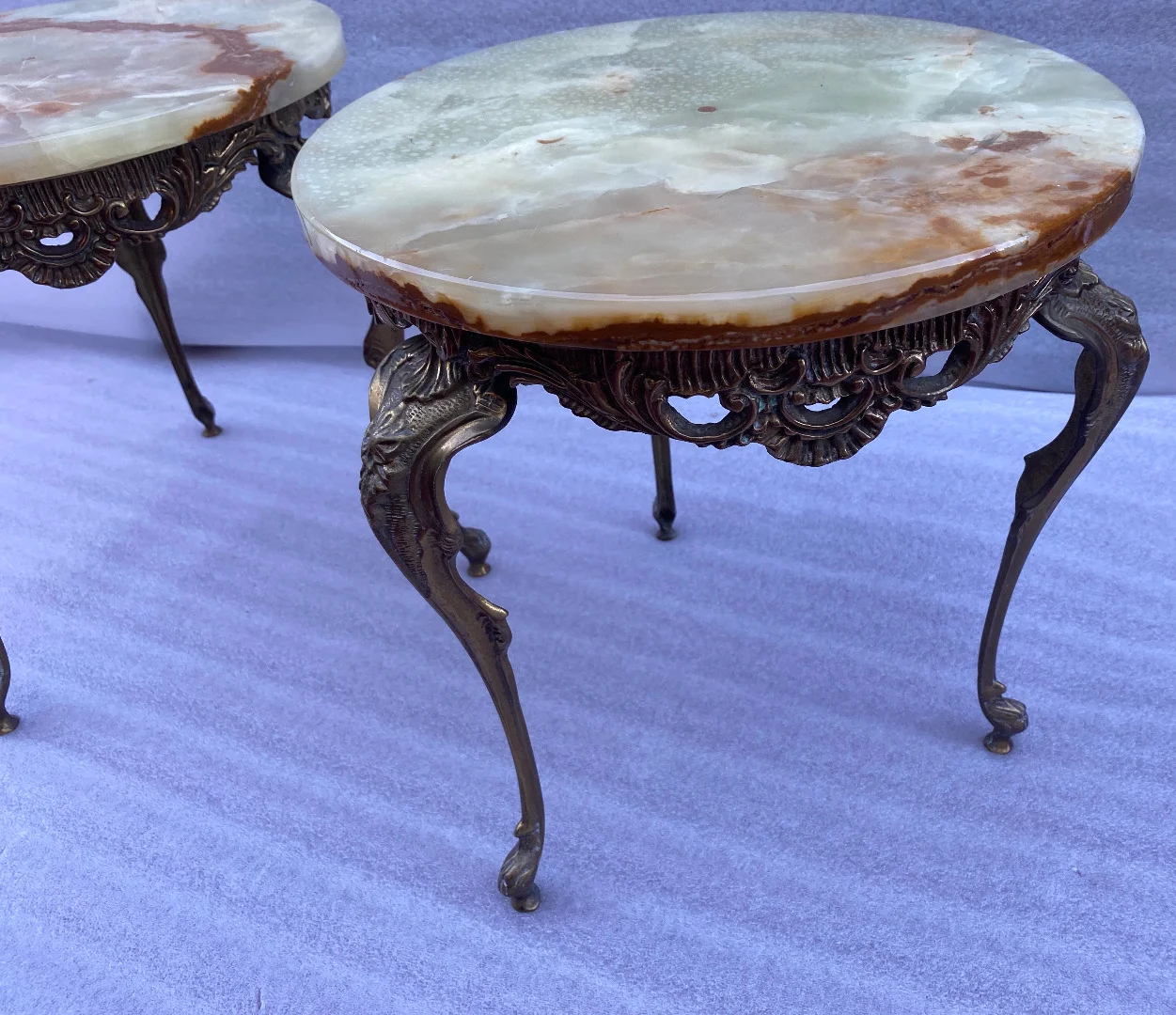 1970′ Paire de Sellettes en Bronze Doré Style LXV Plateaux Onyx