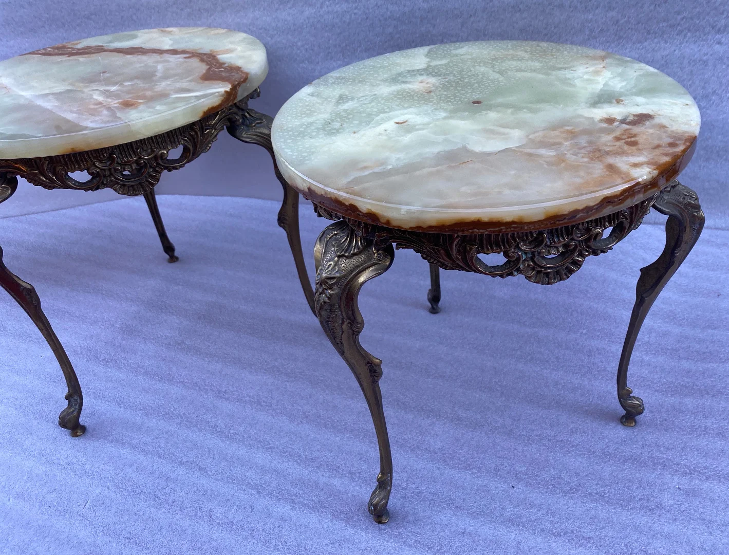 1970′ Paire de Sellettes en Bronze Doré Style LXV Plateaux Onyx