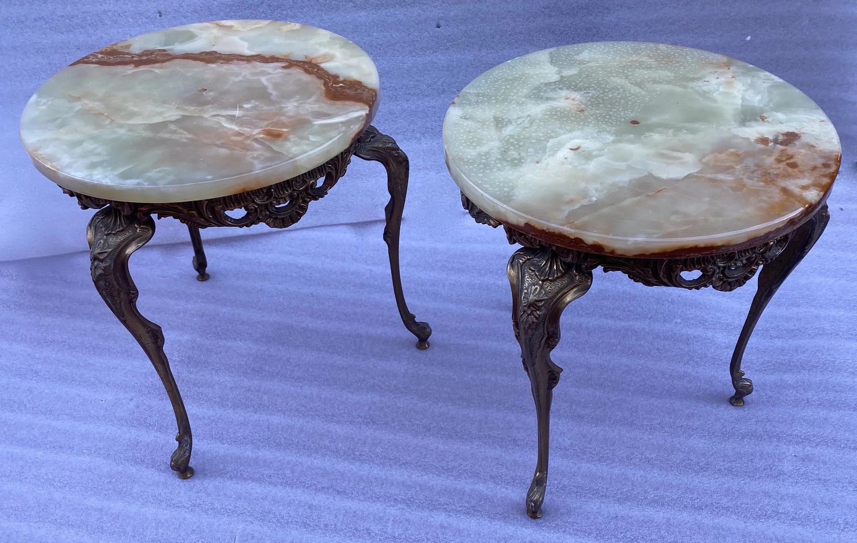 1970′ Paire de Sellettes en Bronze Doré Style LXV Plateaux Onyx