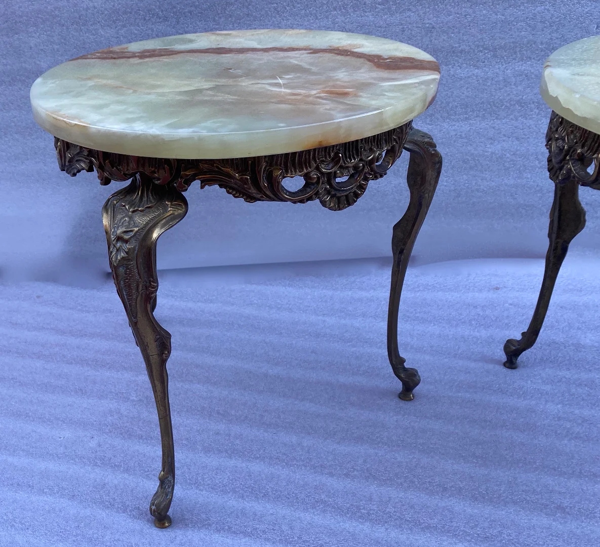 1970′ Paire de Sellettes en Bronze Doré Style LXV Plateaux Onyx