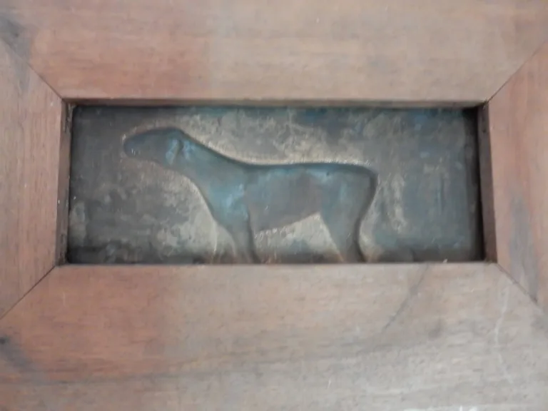 1900′ Paire de Bas Reliefs En Bronze Sur Noyer, Chiens D’Arrêt