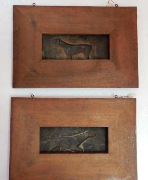 1900 ‘ Pair Of Bas Reliefs In Bronze On Walnut, Hunting Dogs In Arrest