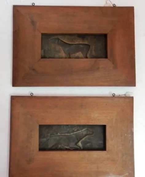 1900′ Paire de Bas Reliefs En Bronze Sur Noyer, Chiens D’Arrêt