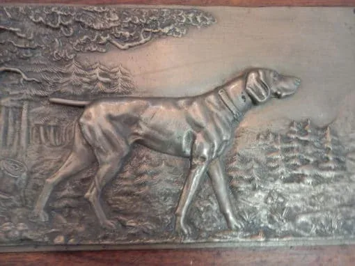 1900′ Paire de Bas Reliefs En Bronze Sur Noyer, Chiens D’Arrêt