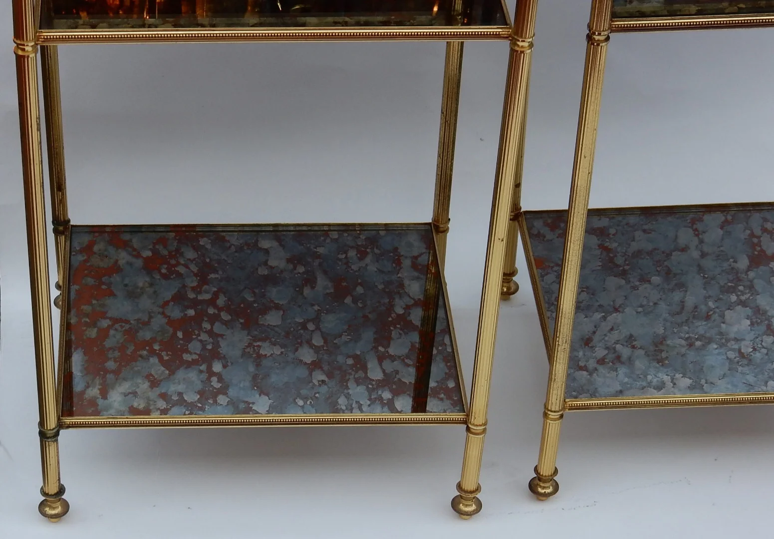 1950/70′ Paire d’Étagères en Laiton à 3 Niveaux Maison Baguès Plateaux Miroirs Vieillis Oxydés