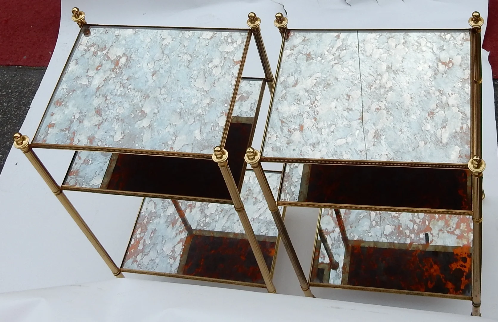 1950/70′ Paire d’Étagères en Laiton à 3 Niveaux Maison Baguès Plateaux Miroirs Vieillis Oxydés
