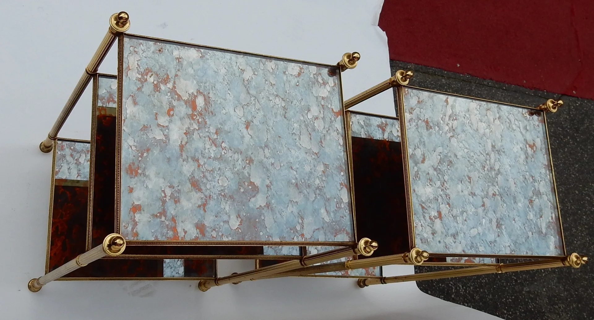 1950/70′ Paire d’Étagères en Laiton à 3 Niveaux Maison Baguès Plateaux Miroirs Vieillis Oxydés
