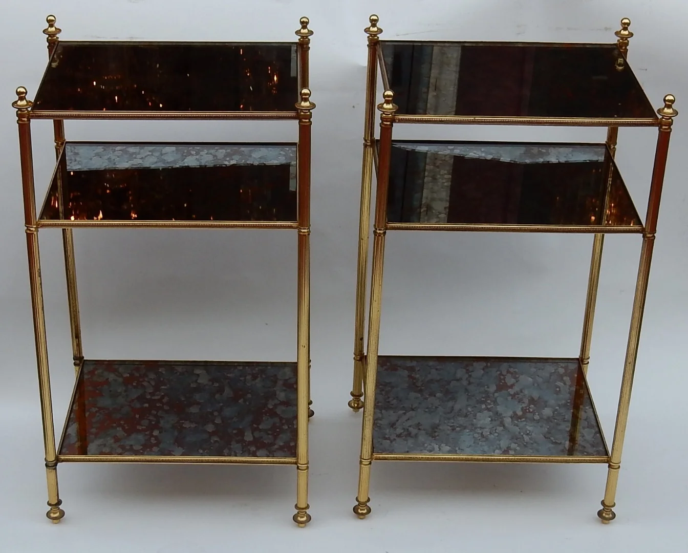 1950/70′ Paire d’Étagères en Laiton à 3 Niveaux Maison Baguès Plateaux Miroirs Vieillis Oxydés