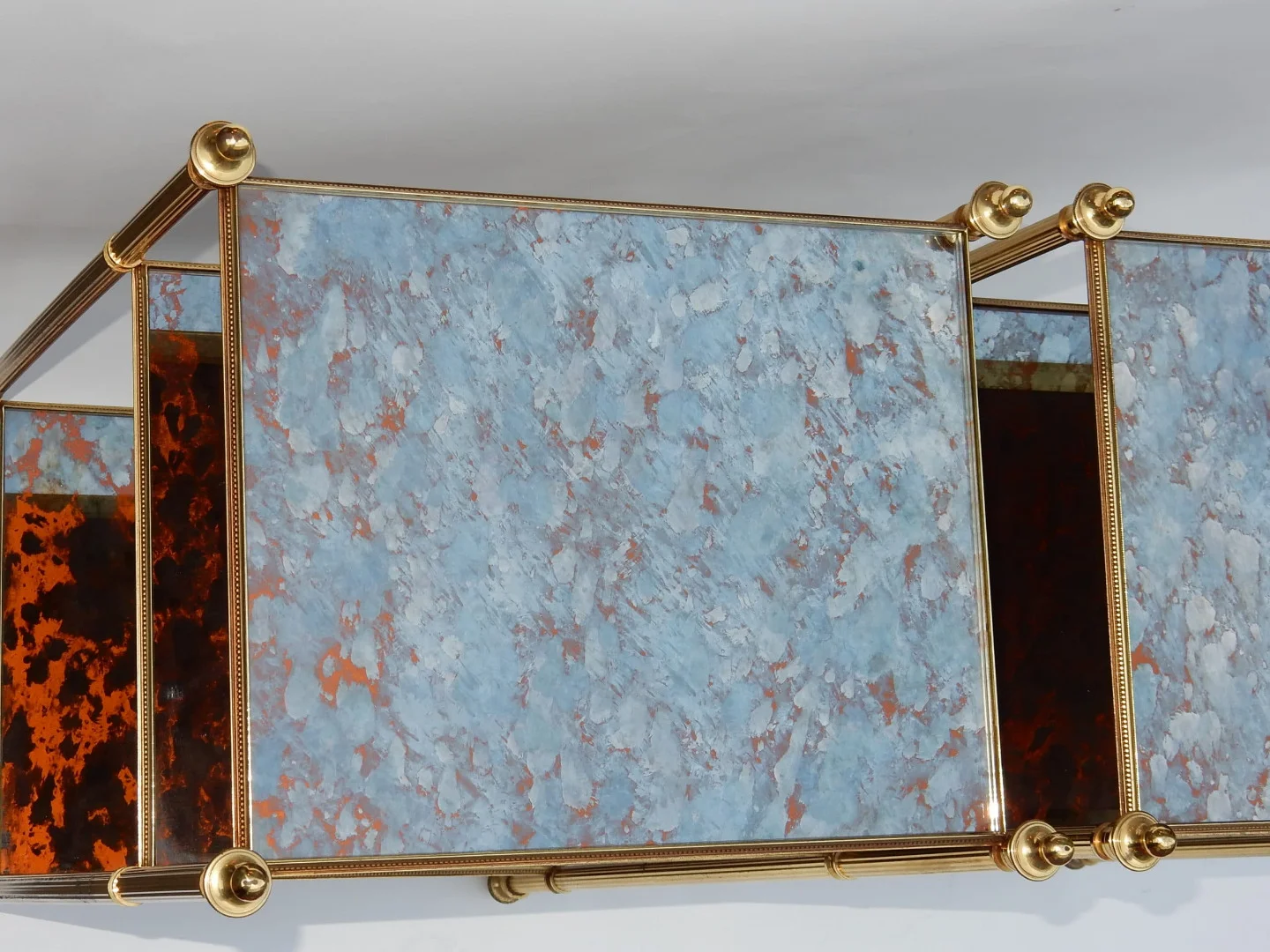 1950/70′ Paire d’Étagères en Laiton à 3 Niveaux Maison Baguès Plateaux Miroirs Vieillis Oxydés