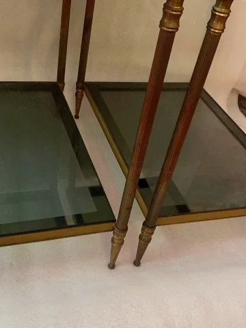 1950/70′ Paire De Bouts De Canapés En Laiton à 2 Niveaux Maison Jansen Plateaux Verre Fumé 56 X 40 X H 54 cm