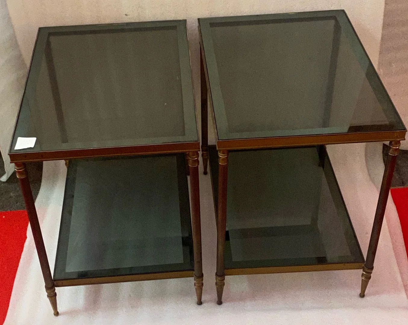 1950/70′ Paire De Bouts De Canapés En Laiton à 2 Niveaux Maison Jansen Plateaux Verre Fumé 56 X 40 X H 54 cm