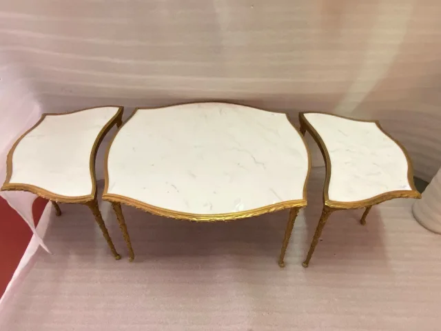 1970′ Table Tripartite Maison Charles Forme Arbaléte, Jansen Ou Baguès Décor Palmier en Bronze Doré avec Plateaux Marbre Blanc