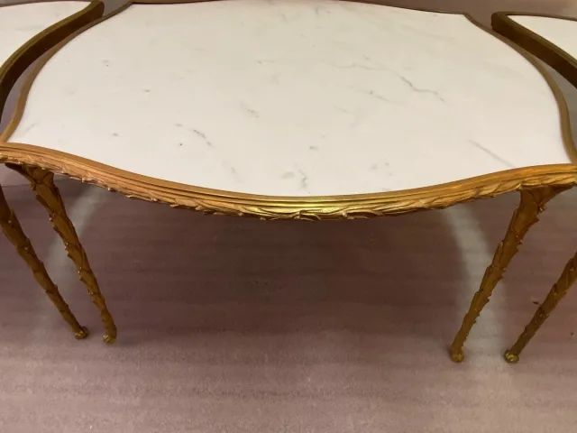1970′ Table Tripartite Maison Charles Forme Arbaléte, Jansen Ou Baguès Décor Palmier en Bronze Doré avec Plateaux Marbre Blanc
