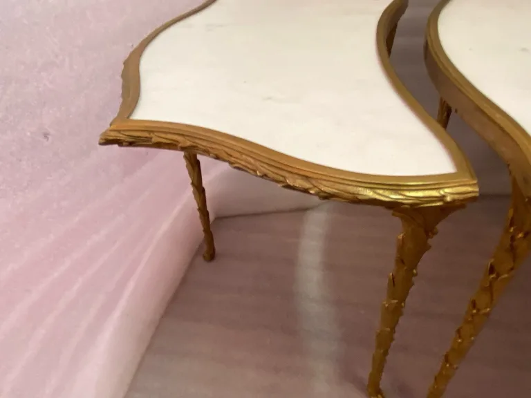1970′ Tripartite Table Maison Charles Crossbow, Jansen Or Baguès Decor Palm Tree Gilt Bronze With White Marble Tops