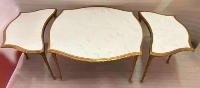 1970′ Table Tripartite Maison Charles Forme Arbaléte, Jansen Ou Baguès Décor Palmier en Bronze Doré avec Plateaux Marbre Blanc