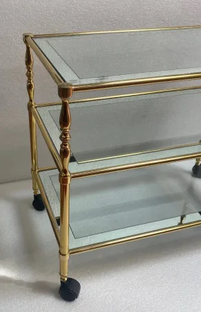 1970′ Desserte a Roulettes en Laiton Doré et Verre Avec Entourage Miroir Maison Jansen