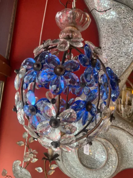1970′ Lustre Ou Lanterne à Décor de Fleurs et Feuilles en Métal Doré Et Verre Coloré Bleu Maison Baguès Ou Banci