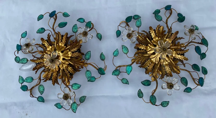 1970′ Paire de Plafonniers ou Appliques à Décor de Fleurs et Feuilles en Métal Doré Style Maison Baguès ou Banci Feuilles en Verre de Couleur Bleue
