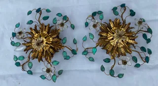1970′ Paire de Plafonniers ou Appliques à Décor de Fleurs et Feuilles en Métal Doré Style Maison Baguès ou Banci Feuilles en Verre de Couleur Bleue