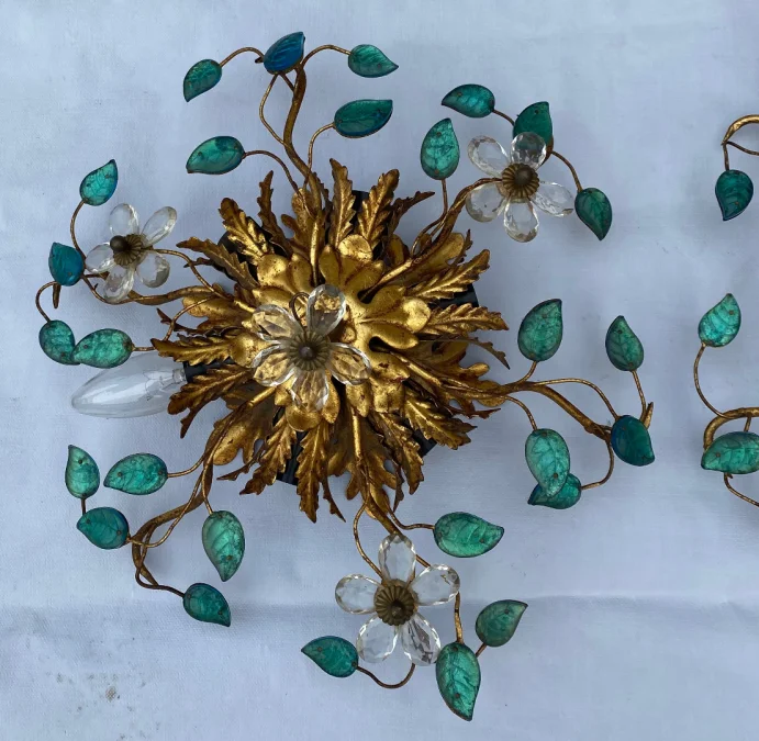 1970′ Paire de Plafonniers ou Appliques à Décor de Fleurs et Feuilles en Métal Doré Style Maison Baguès ou Banci Feuilles en Verre de Couleur Bleue
