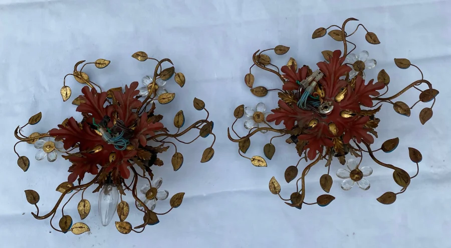 1970′ Paire de Plafonniers ou Appliques à Décor de Fleurs et Feuilles en Métal Doré Style Maison Baguès ou Banci Feuilles en Verre de Couleur Bleue