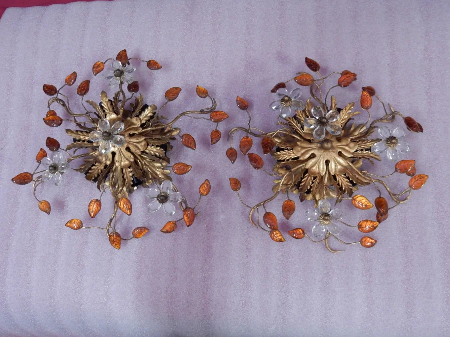 1970′ Paire de Plafonniers ou Appliques à Décor de Fleurs et Feuilles en Métal Doré Style Maison Baguès ou Banci Feuilles en Verre de Couleur Orange