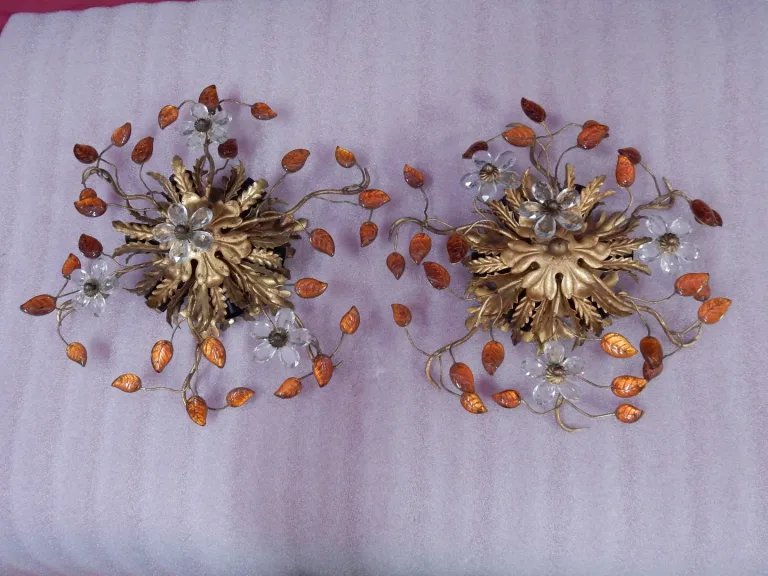 1970′ Paire de Plafonniers ou Appliques à Décor de Fleurs et Feuilles en Métal Doré Style Maison Baguès ou Banci Feuilles en Verre de Couleur Orange