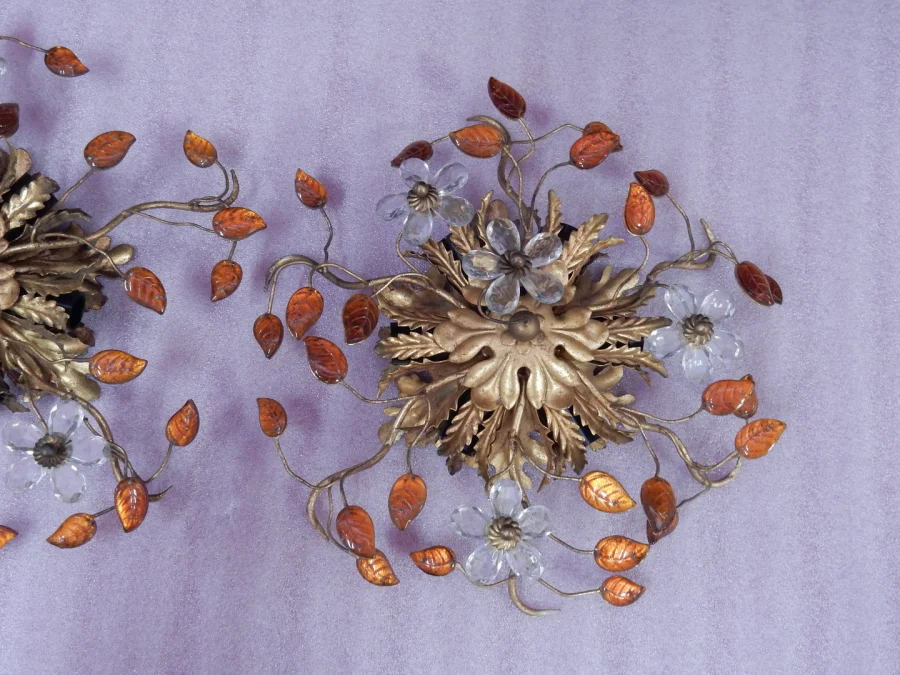 1970′ Paire de Plafonniers ou Appliques à Décor de Fleurs et Feuilles en Métal Doré Style Maison Baguès ou Banci Feuilles en Verre de Couleur Orange