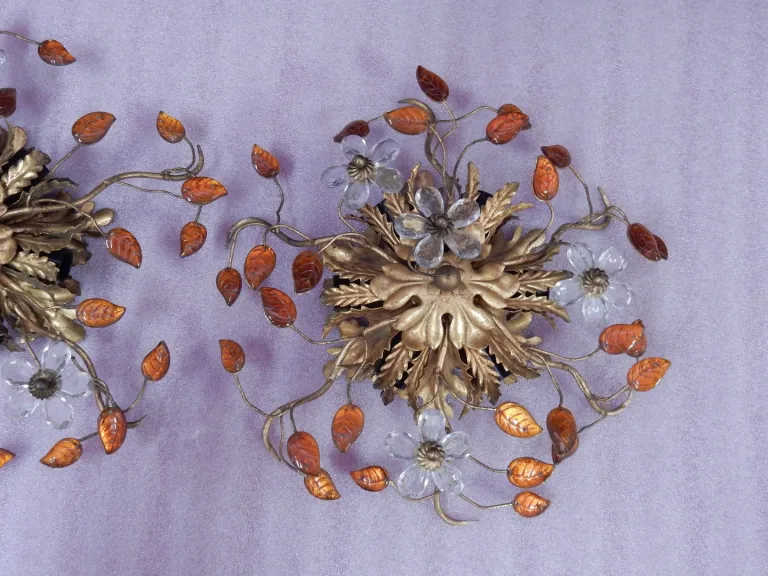 1970′ Paire de Plafonniers ou Appliques à Décor de Fleurs et Feuilles en Métal Doré Style Maison Baguès ou Banci Feuilles en Verre de Couleur Orange