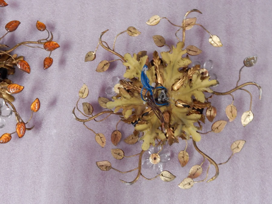 1970′ Paire de Plafonniers ou Appliques à Décor de Fleurs et Feuilles en Métal Doré Style Maison Baguès ou Banci Feuilles en Verre de Couleur Orange