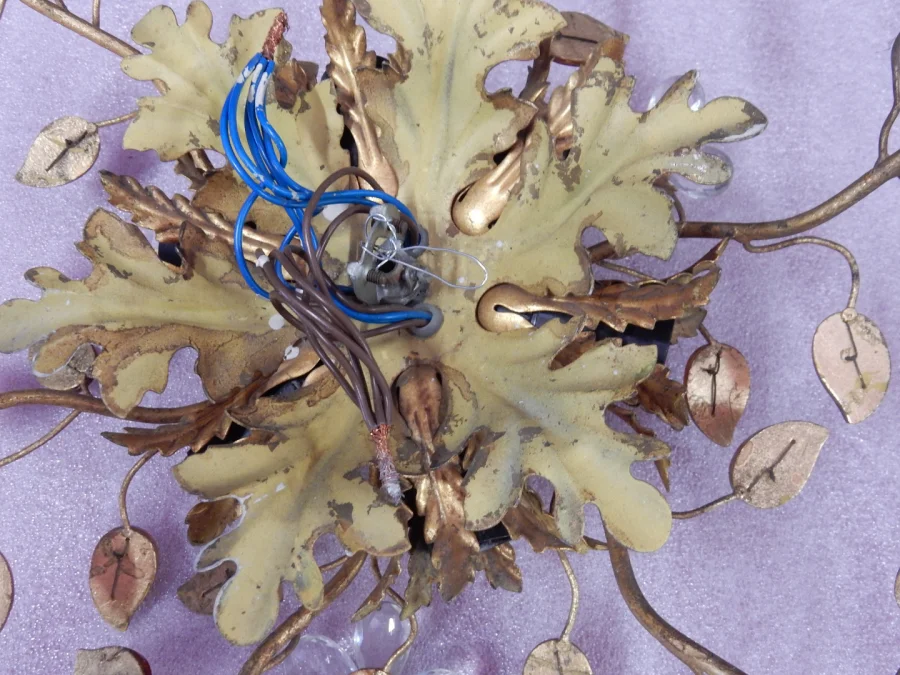 1970′ Paire de Plafonniers ou Appliques à Décor de Fleurs et Feuilles en Métal Doré Style Maison Baguès ou Banci Feuilles en Verre de Couleur Orange