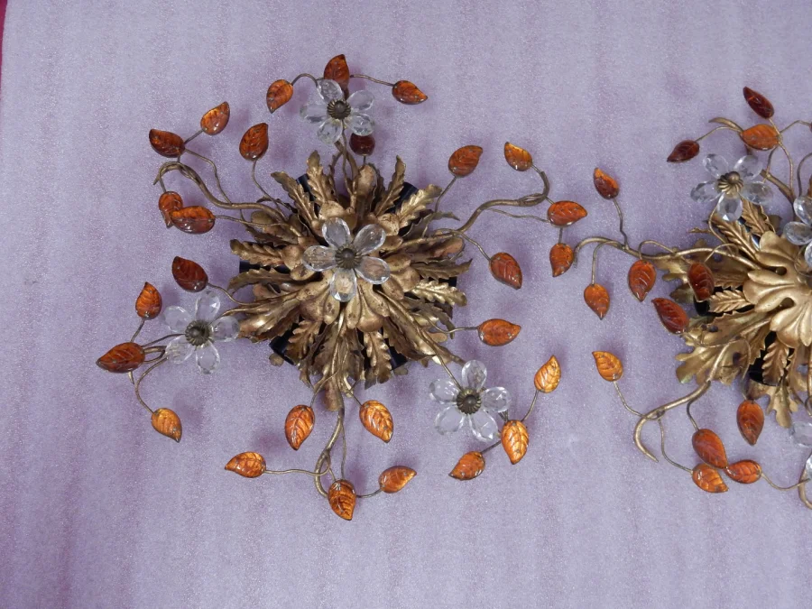 1970′ Paire de Plafonniers ou Appliques à Décor de Fleurs et Feuilles en Métal Doré Style Maison Baguès ou Banci Feuilles en Verre de Couleur Orange