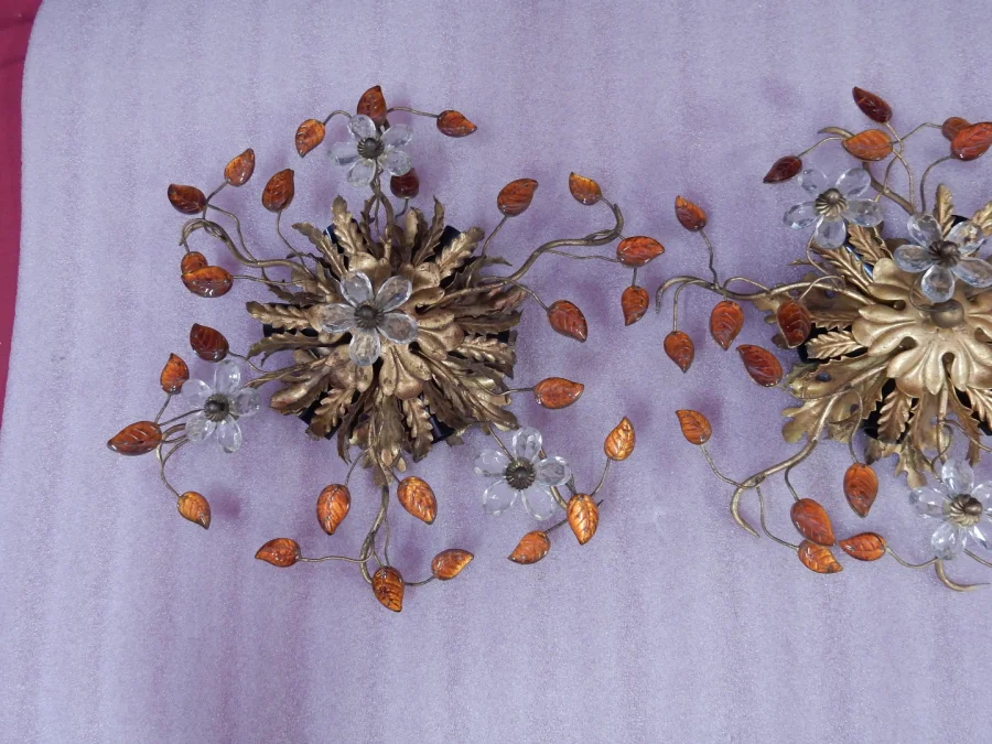 1970′ Paire de Plafonniers ou Appliques à Décor de Fleurs et Feuilles en Métal Doré Style Maison Baguès ou Banci Feuilles en Verre de Couleur Orange