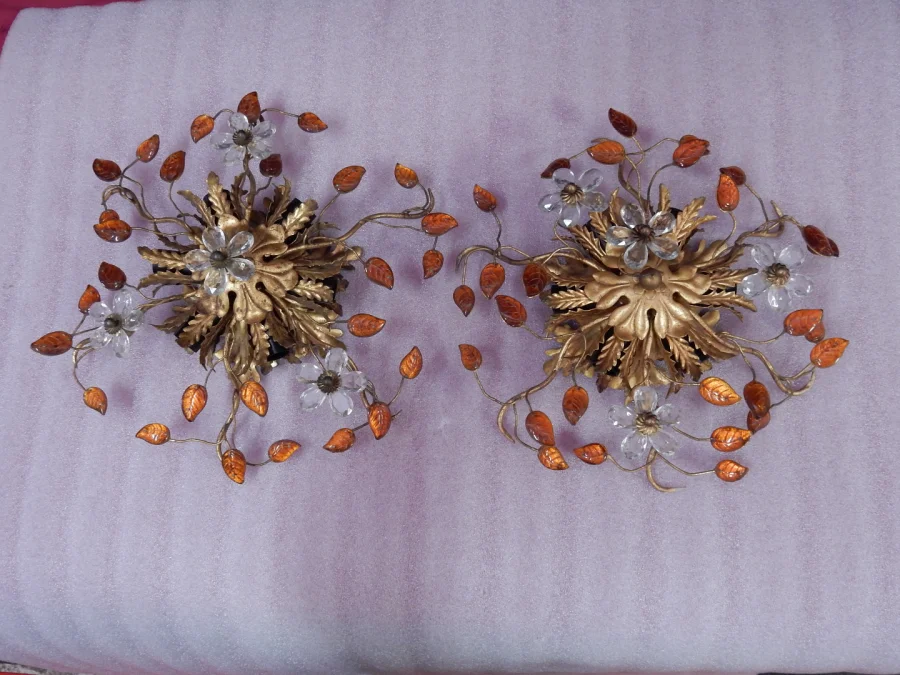 1970′ Paire de Plafonniers ou Appliques à Décor de Fleurs et Feuilles en Métal Doré Style Maison Baguès ou Banci Feuilles en Verre de Couleur Orange