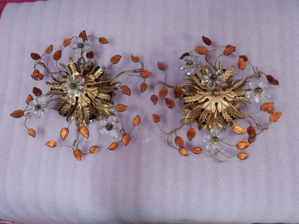 1970′ Paire de Plafonniers ou Appliques à Décor de Fleurs et Feuilles en Métal Doré Style Maison Baguès ou Banci Feuilles en Verre de Couleur Orange