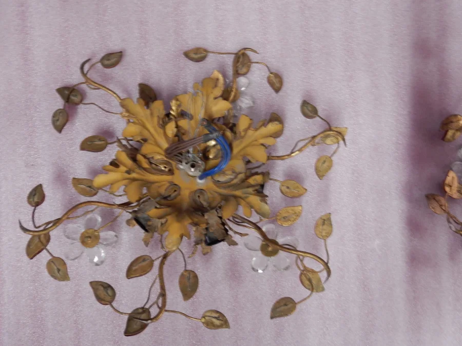 1970′ Paire de Plafonniers ou Appliques à Décor de Fleurs et Feuilles en Métal Doré Style Maison Baguès ou Banci Feuilles en Verre de Couleur Orange