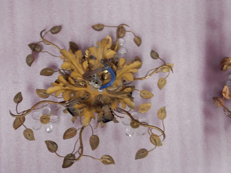 1970′ Paire de Plafonniers ou Appliques à Décor de Fleurs et Feuilles en Métal Doré Style Maison Baguès ou Banci Feuilles en Verre de Couleur Orange