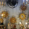 1970′Suite De 3 Plafonniers ou Appliques à Décor de Fleurs et Feuilles en Métal Doré Et Verre Coloré Orange Maison Baguès Ou Banci