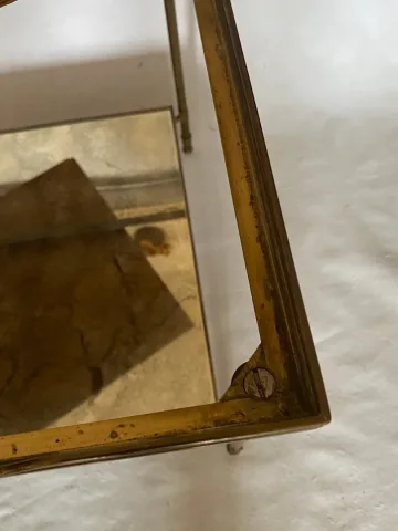 1950/70′ Bout De Canapé Avec Galerie Maison Baguès Laiton et Bronze Plateaux Miroir Oxydé Vieilli et Fleur