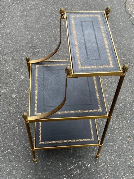 1970′ Étagère à 3 Niveaux En Escalier Maison Baguès En Laiton et Plateaux Cuir Dorés à L’Or