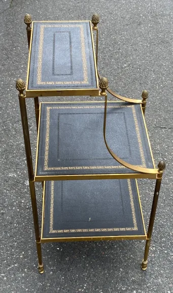 1970′ Étagère à 3 Niveaux En Escalier Maison Baguès En Laiton et Plateaux Cuir Dorés à L’Or