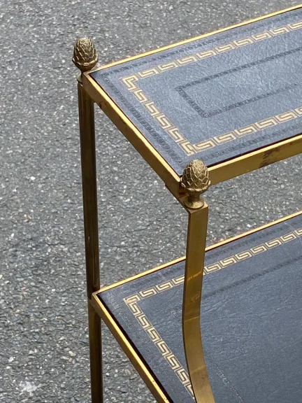 1970′ Étagère à 3 Niveaux En Escalier Maison Baguès En Laiton et Plateaux Cuir Dorés à L’Or