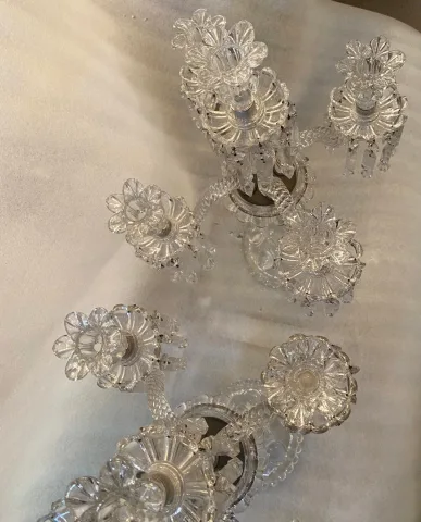 1950′ Paire de Chandeliers 4 Branches Socles Perlés Et Signés En Relief BACCARAT